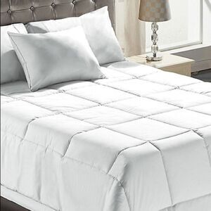 Medium Weight 250 Thread Count SilverClear Down Alternative Duvet. KING Size